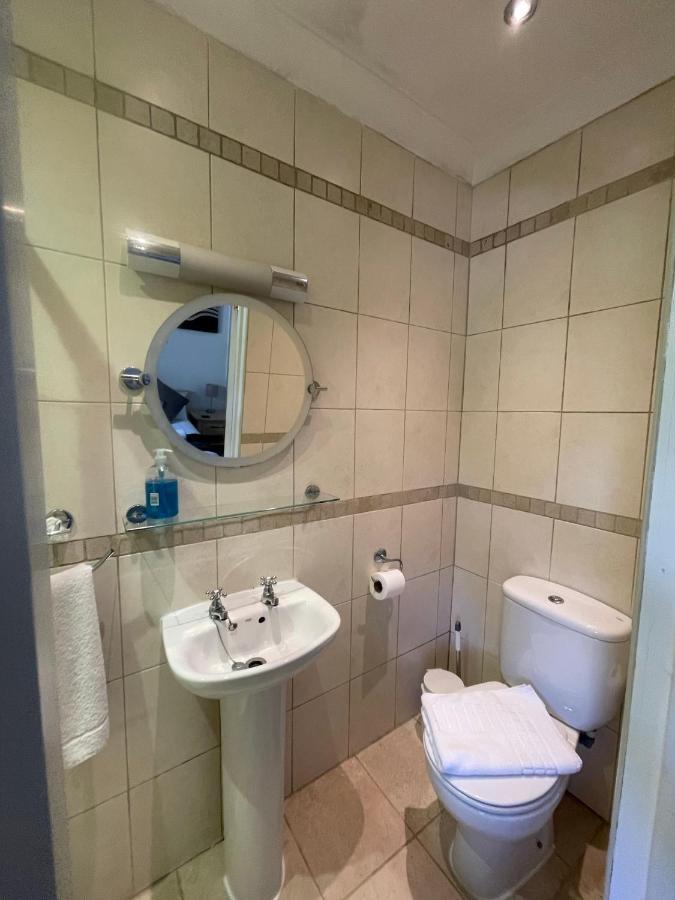 Oakhurst Gatwick B&B Crawley  Ngoại thất bức ảnh